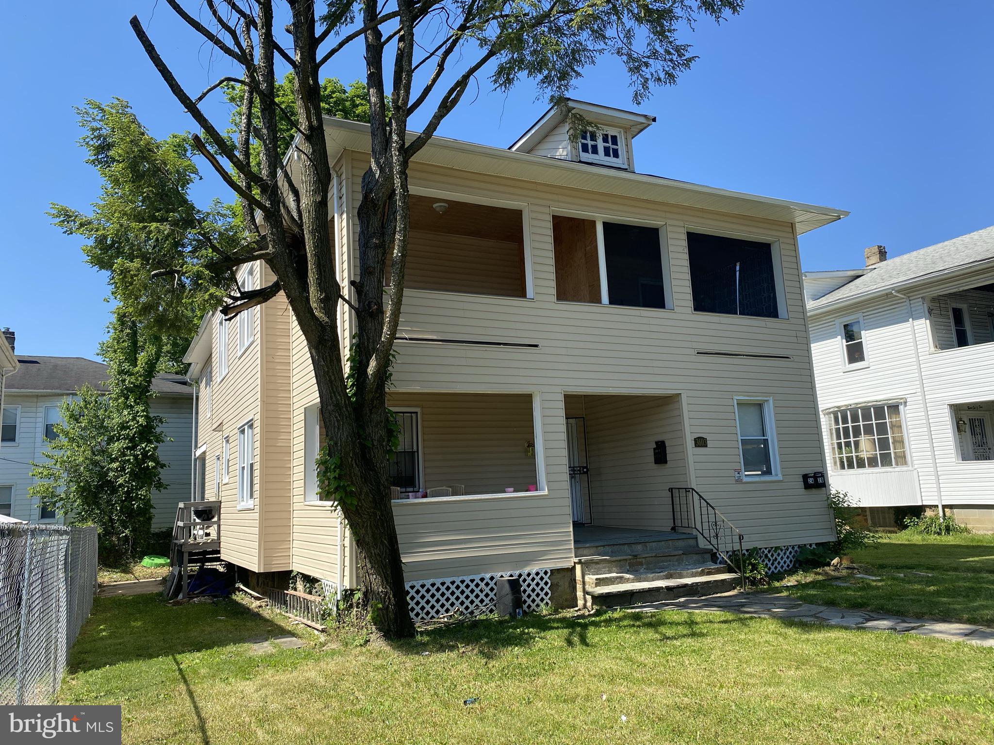 Main image without alt text