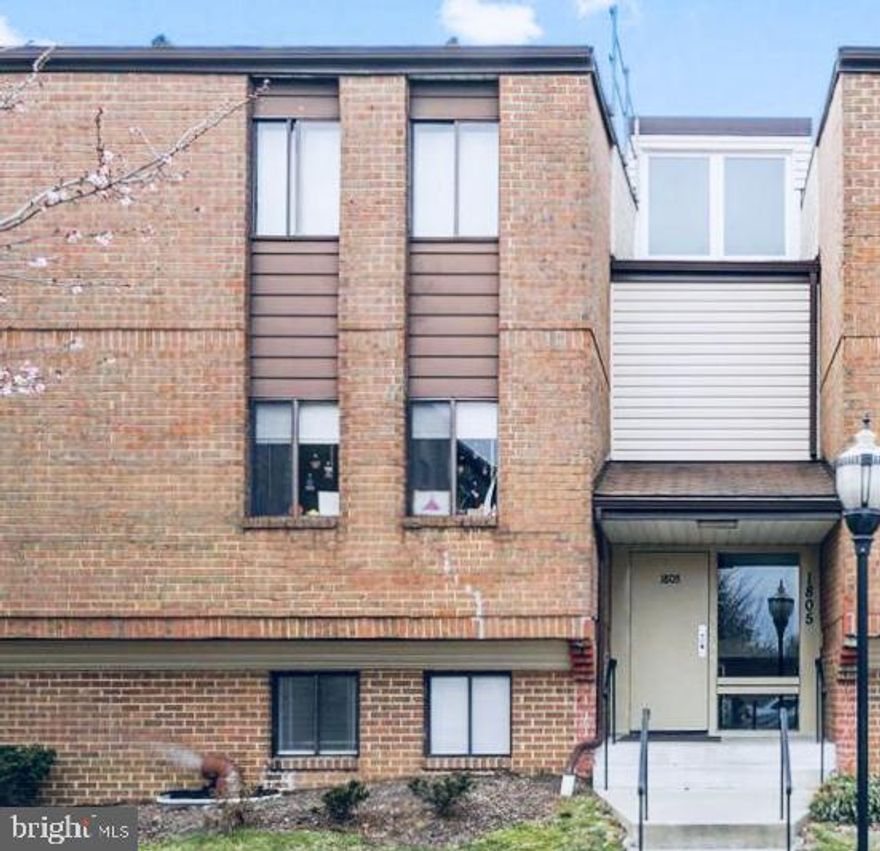 Great and spacious 1 Bedroom and 1 Bath condo. separate dining space, balcony, and lots of closet space.