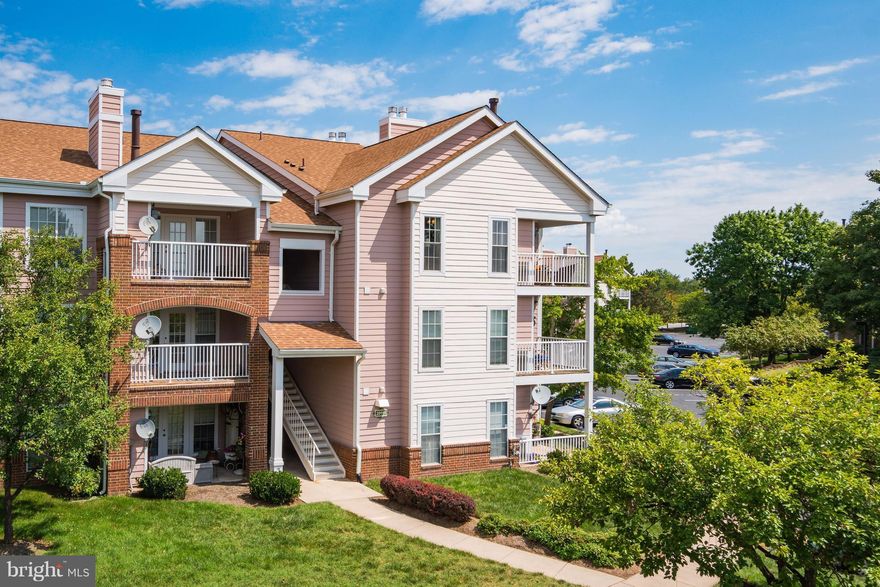 Beautiful 3rd floor penthouse condo w/vaulted ceilings, wood floors, maple kitchen cabinets w/brushed nickel hardware, stainless steel appliances, gas cooking, master bedroom with walk in closet, ceiling fan and full bath. Great room with wood burning fireplace, separate dining room w/doors to balcony. Move in condition! Comes w/an exterior 3 x 5 storage unit. lots of parking