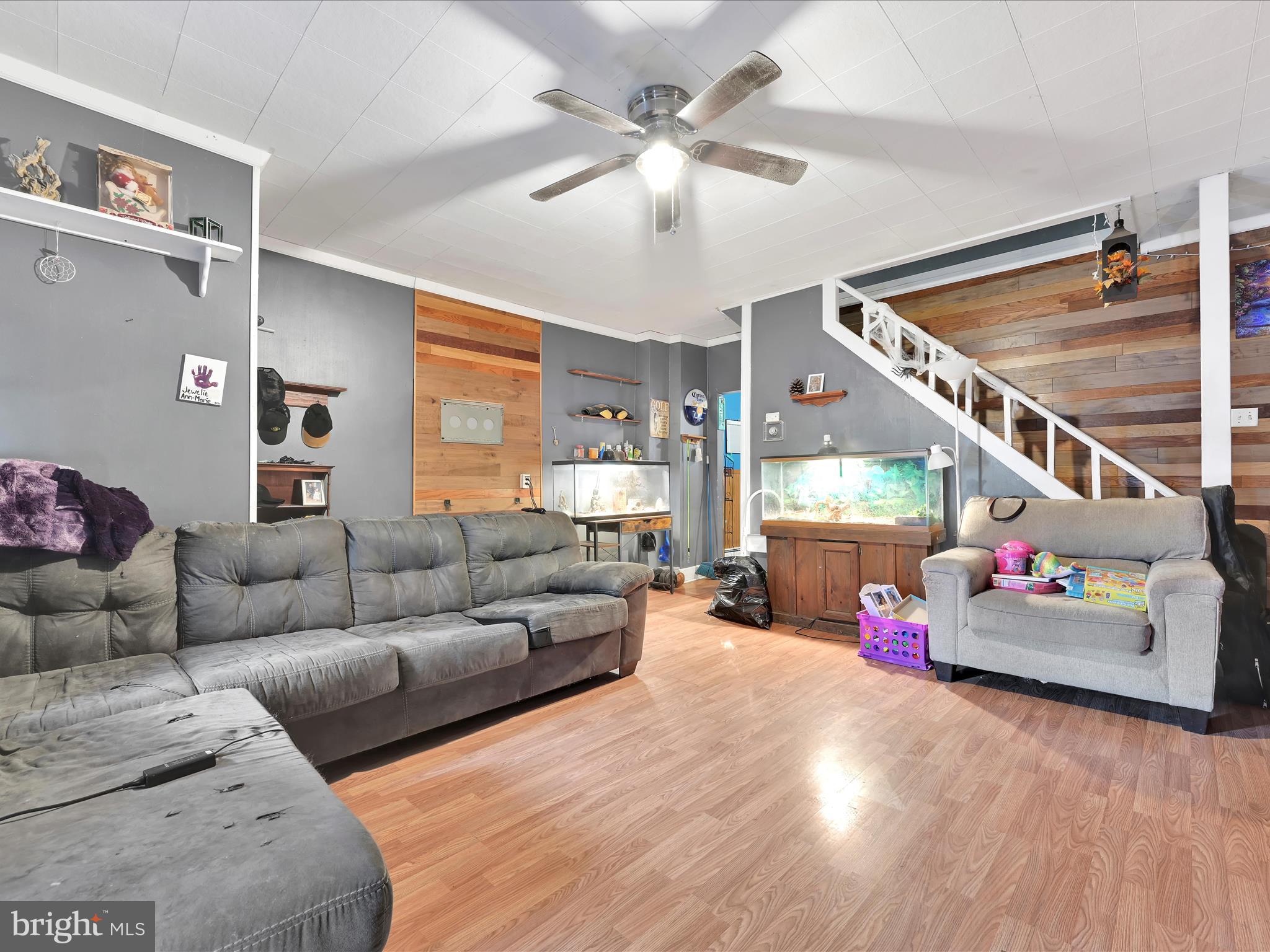 211 W LINCOLN AVENUE