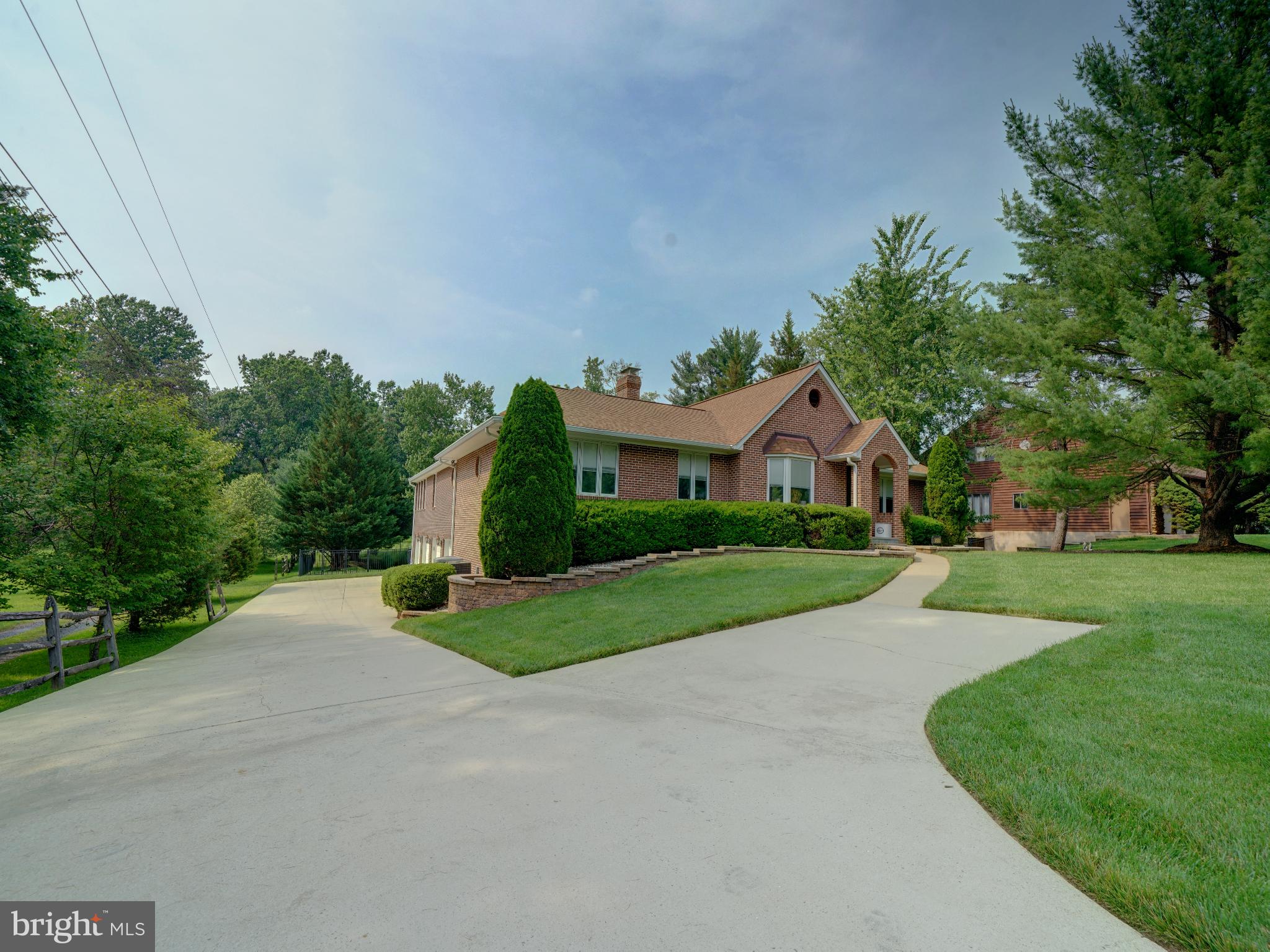 8516 PINEWAY DRIVE