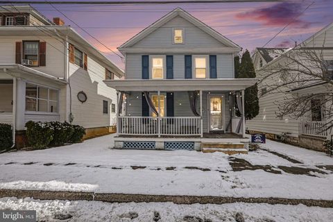 Homes For Sale - 348 E Derry Road<br/> HERSHEY, PA 17033