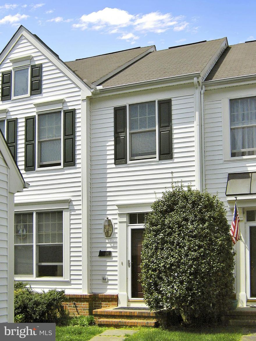 Wonderful townhouse with water privileges, slips at comm. pier.  Low $75 monthly HOA.  Walk to Queenstown Harbor golf course. Hard wood floors in Fam/Kit.  Composite deck. Slight water views. Golf course view. Great location, located on quiet cul-de-sac, easy commute to Annapolis, Balt, & DC.  Great for commuters or weekenders. Spend your weekends boating from your comm. pier.  A great value!