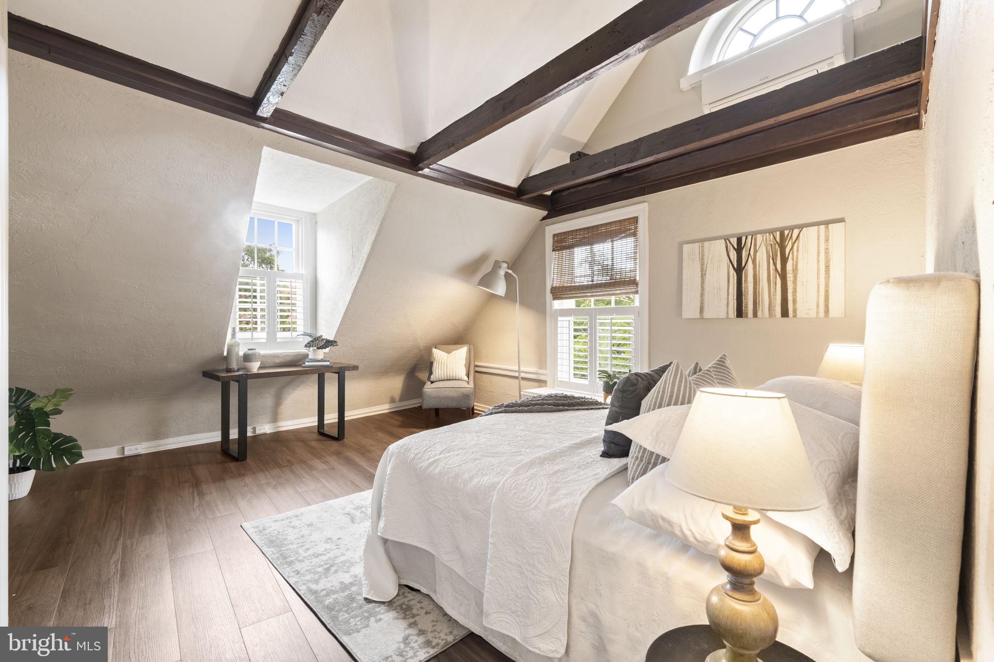 QUEEN VILLAGE - Residential