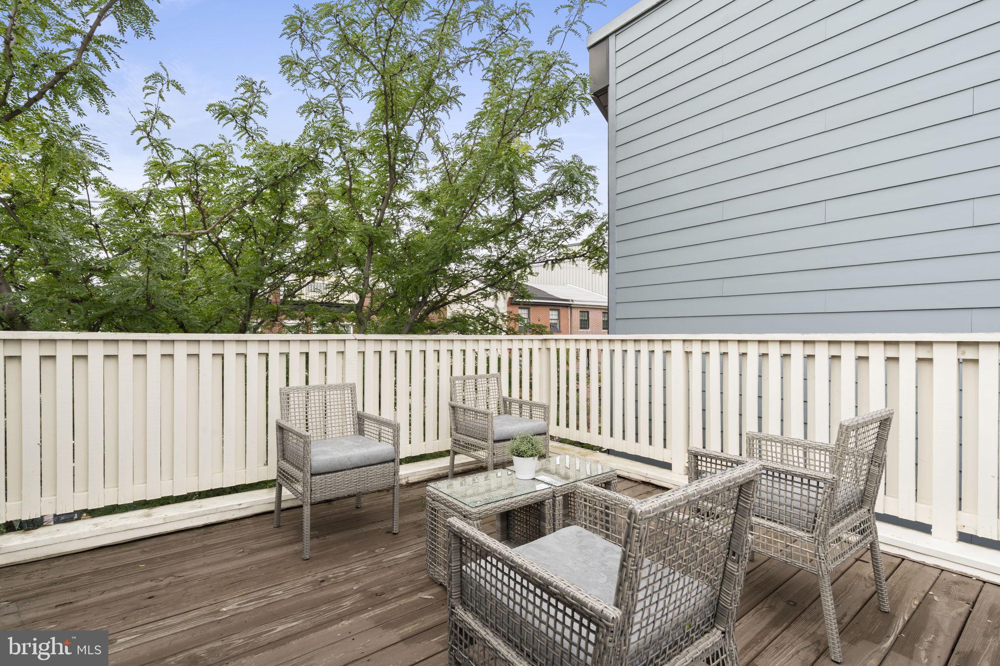 QUEEN VILLAGE - Residential