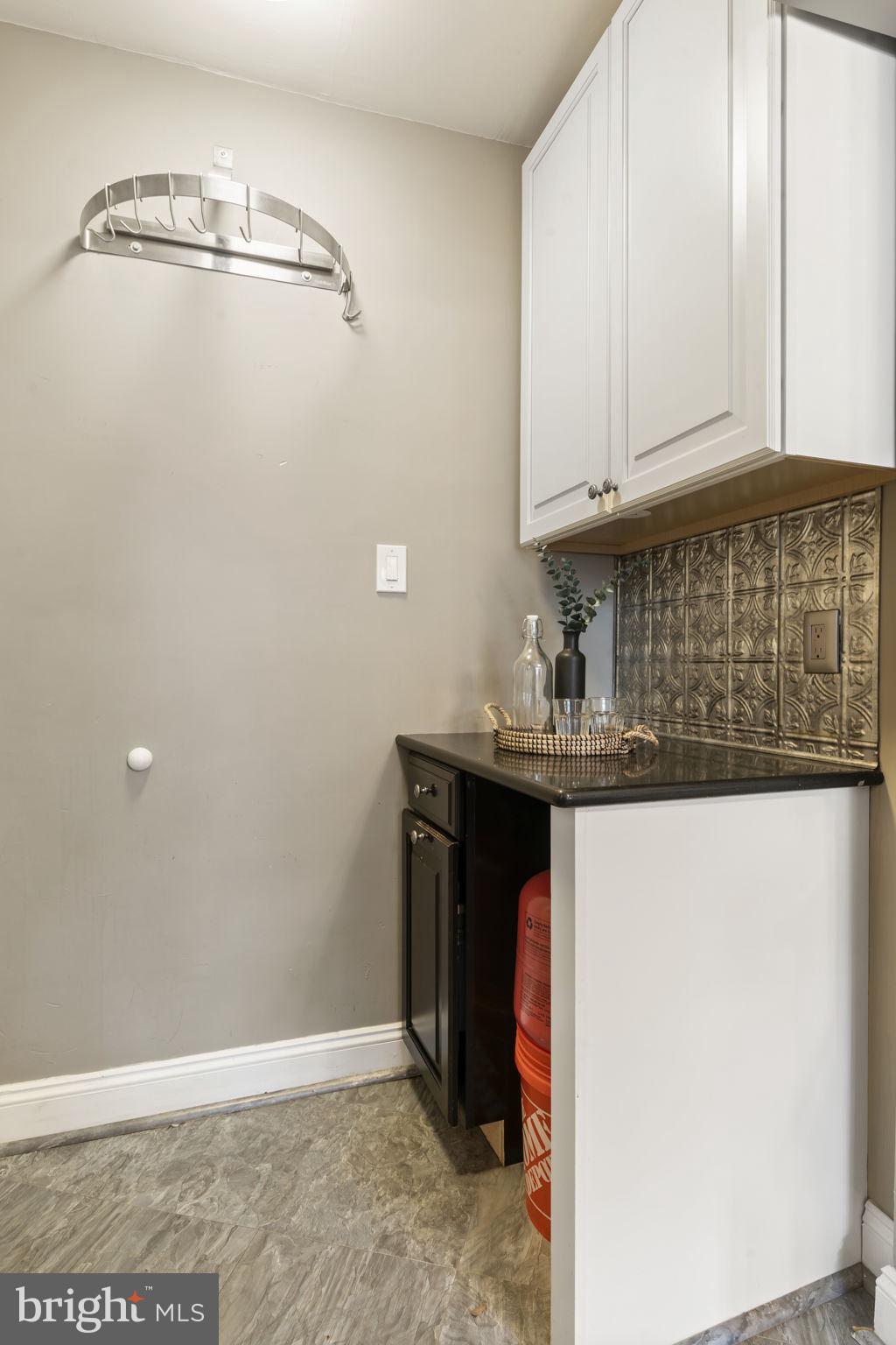 QUEEN VILLAGE - Residential