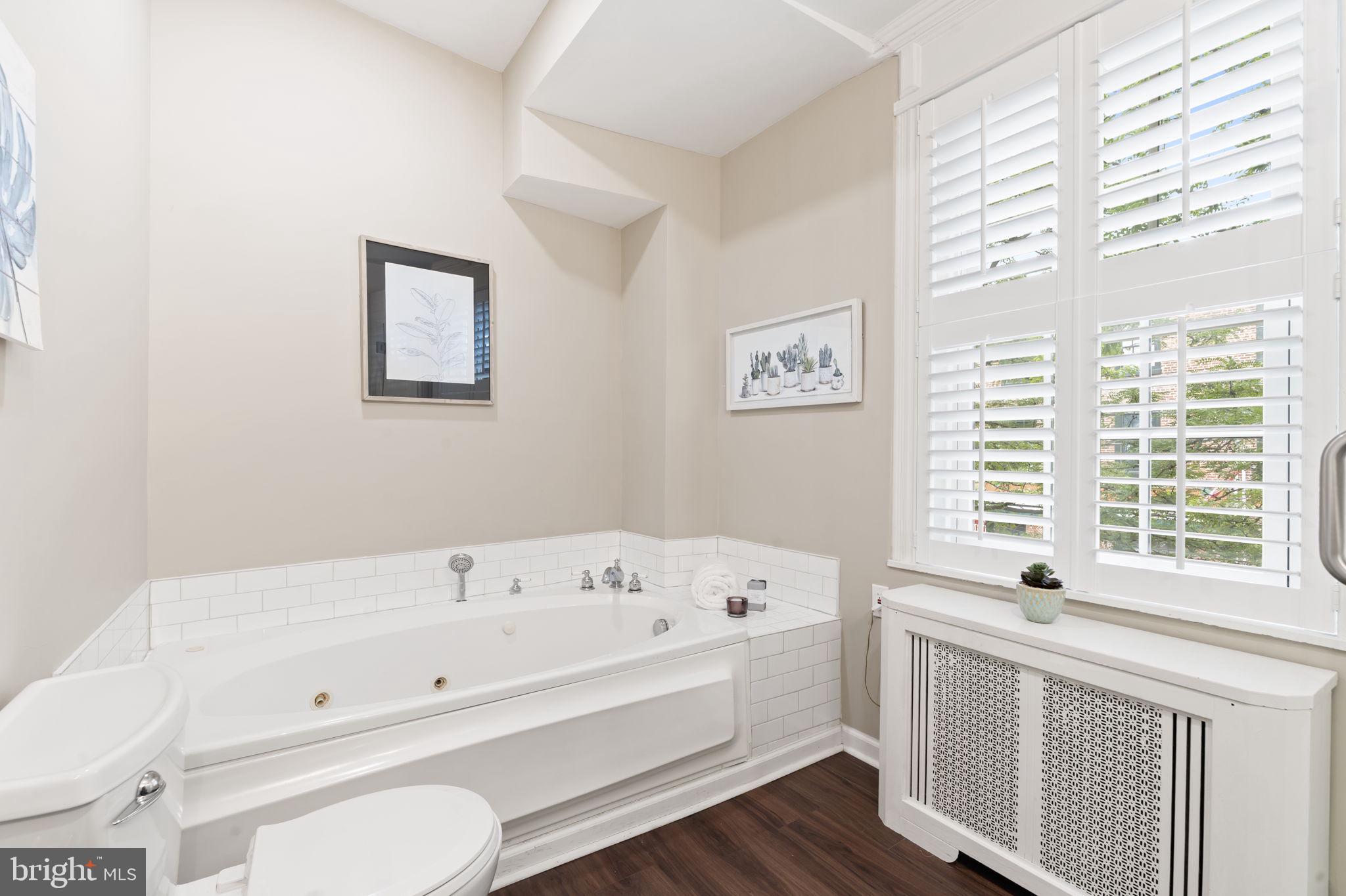 QUEEN VILLAGE - Residential