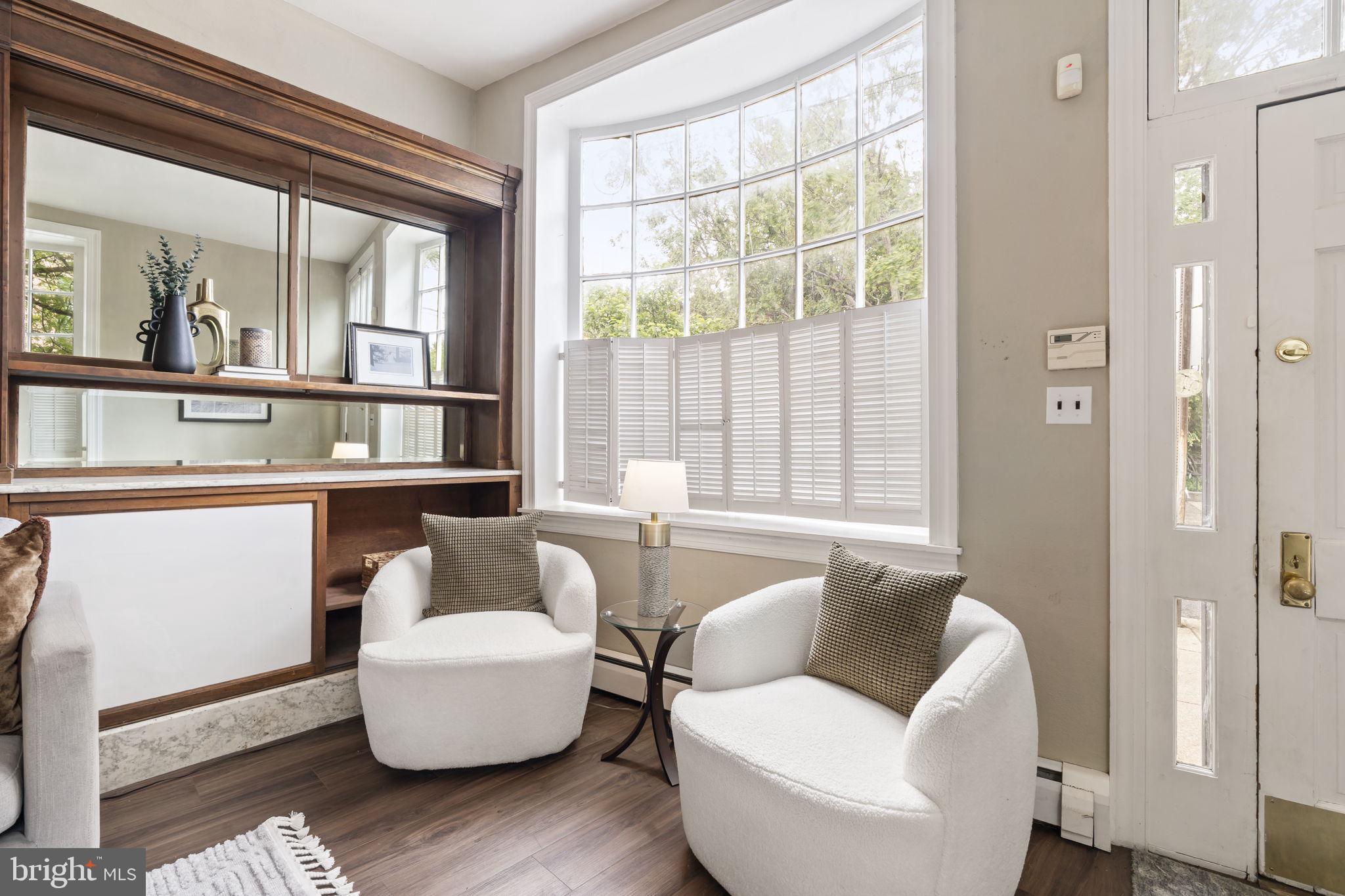 QUEEN VILLAGE - Residential