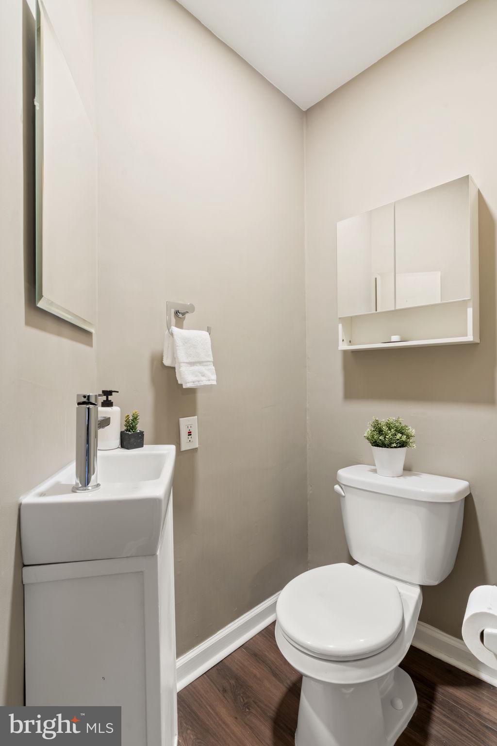 QUEEN VILLAGE - Residential