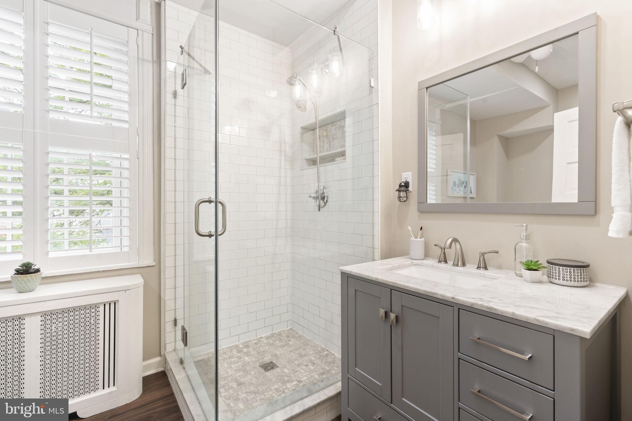 QUEEN VILLAGE - Residential