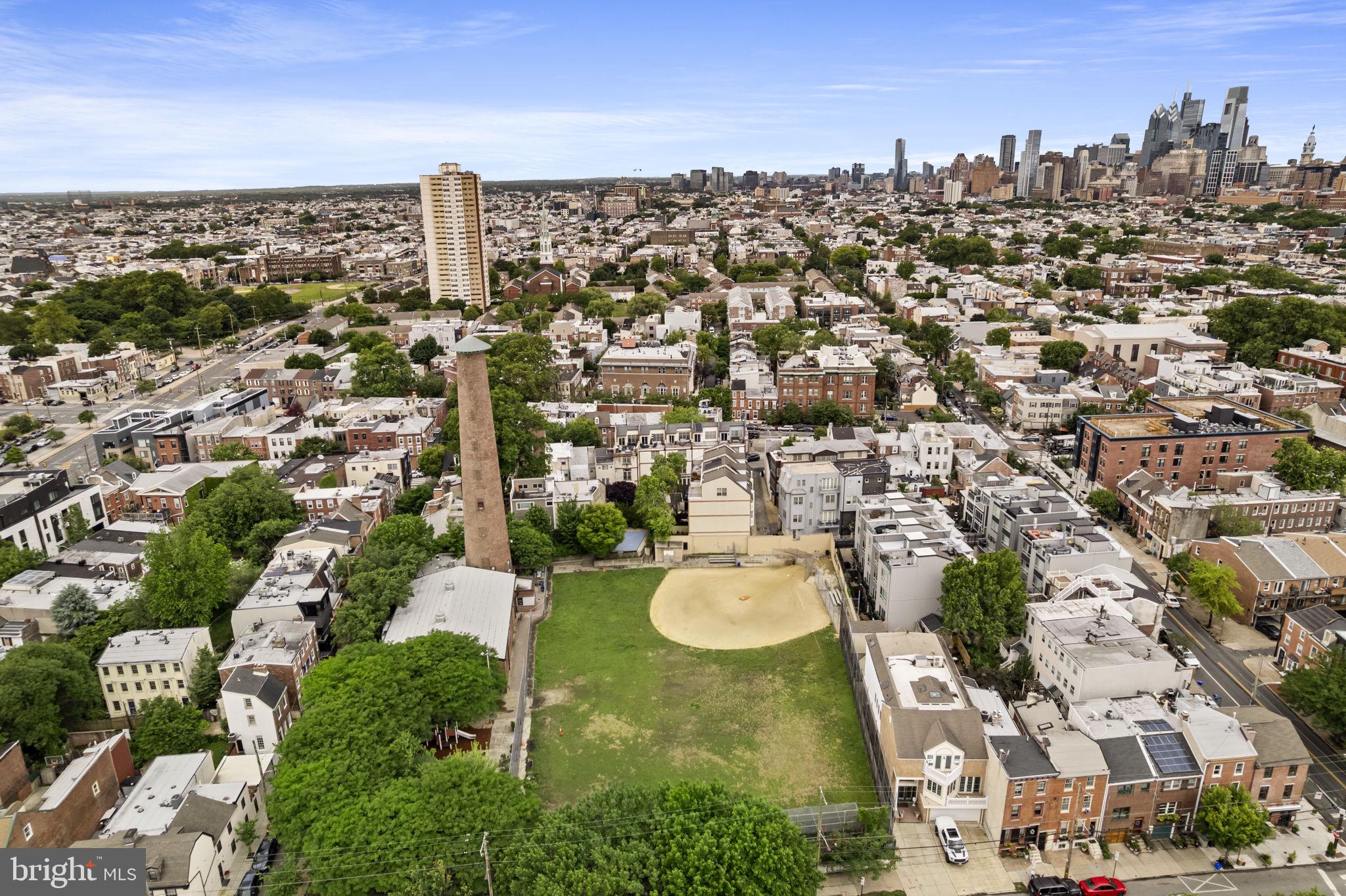 QUEEN VILLAGE - Residential