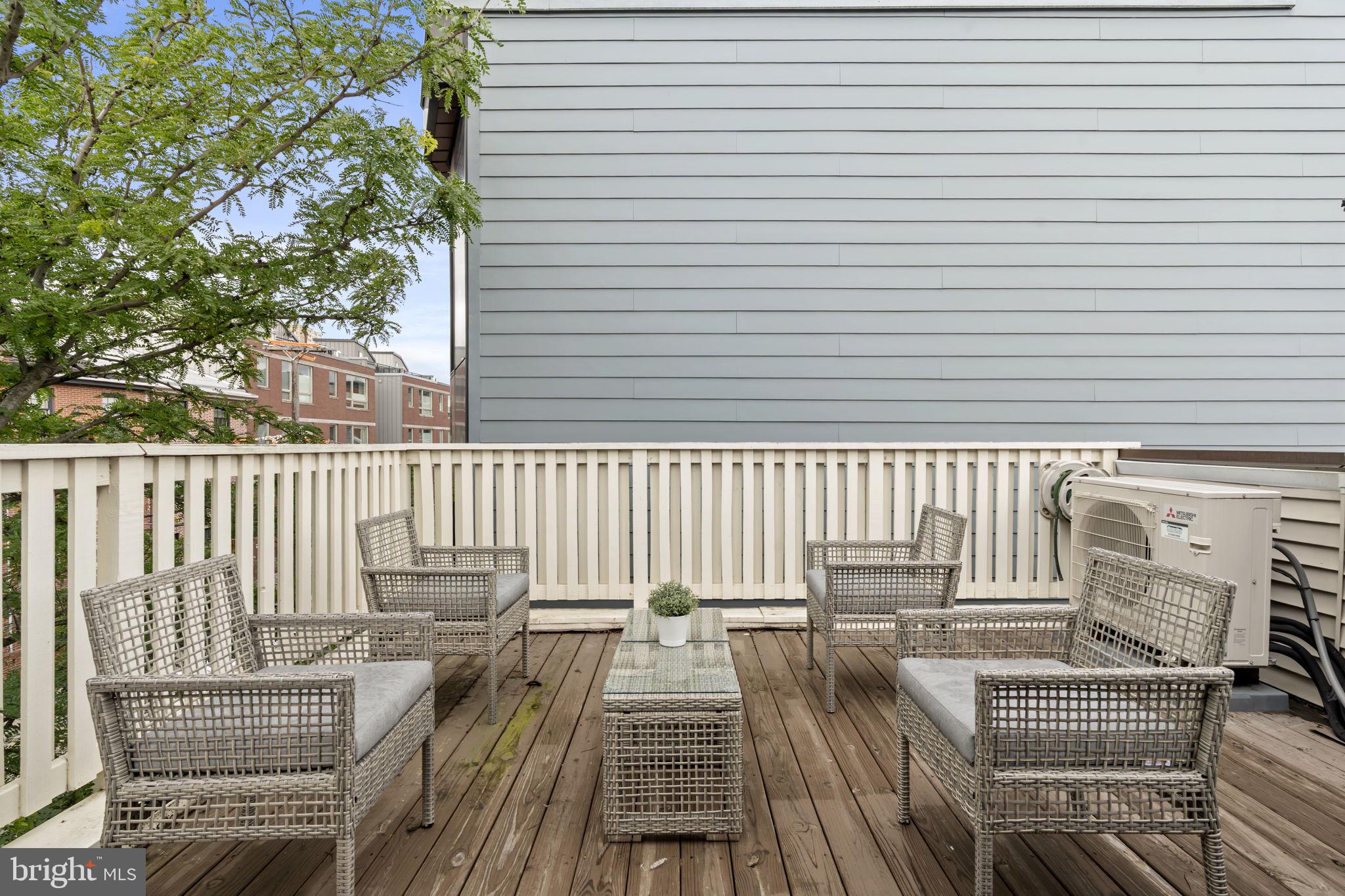 QUEEN VILLAGE - Residential