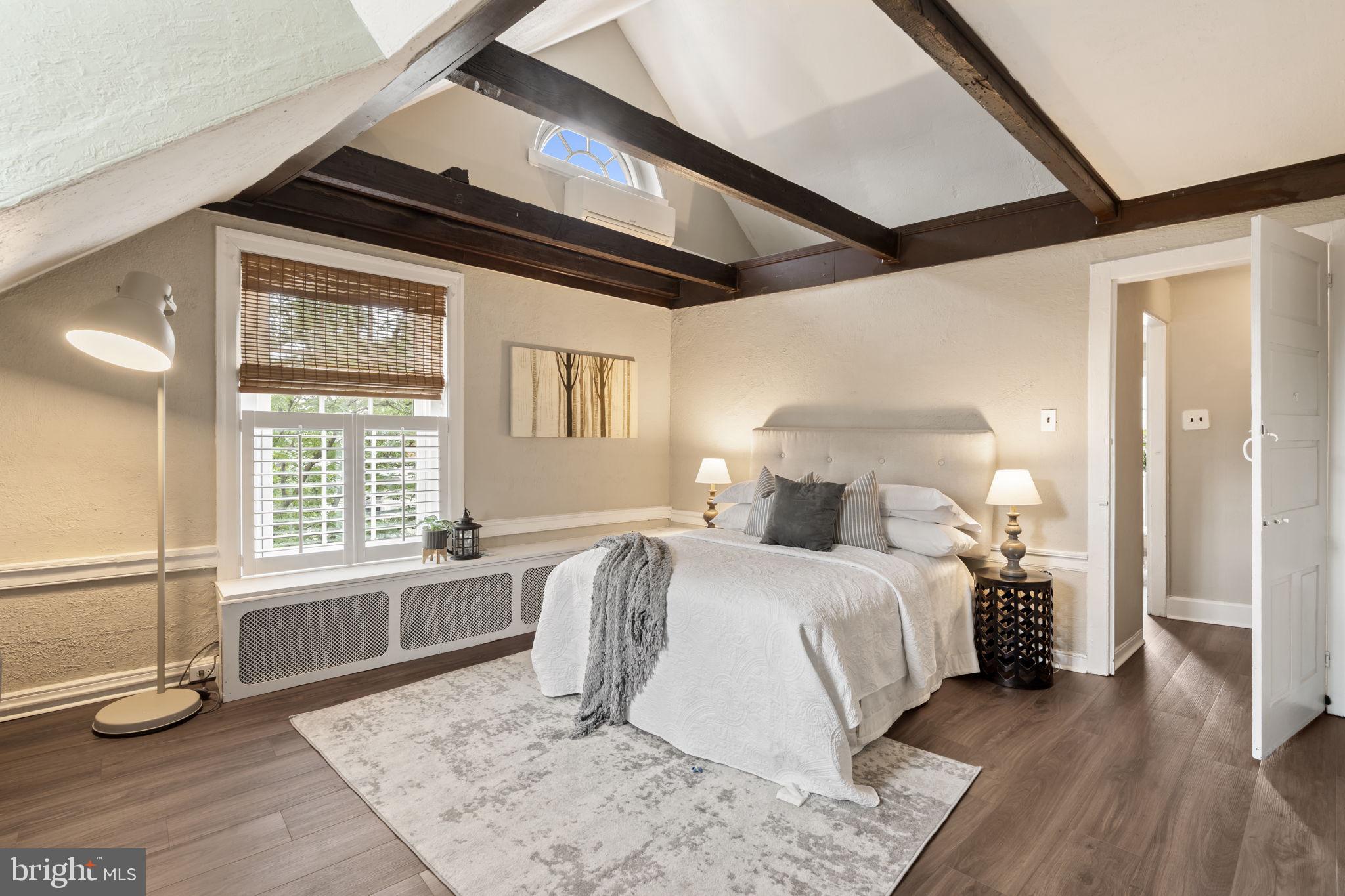 QUEEN VILLAGE - Residential