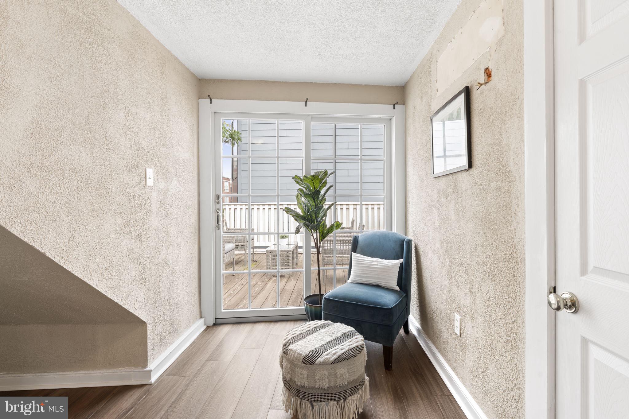 QUEEN VILLAGE - Residential