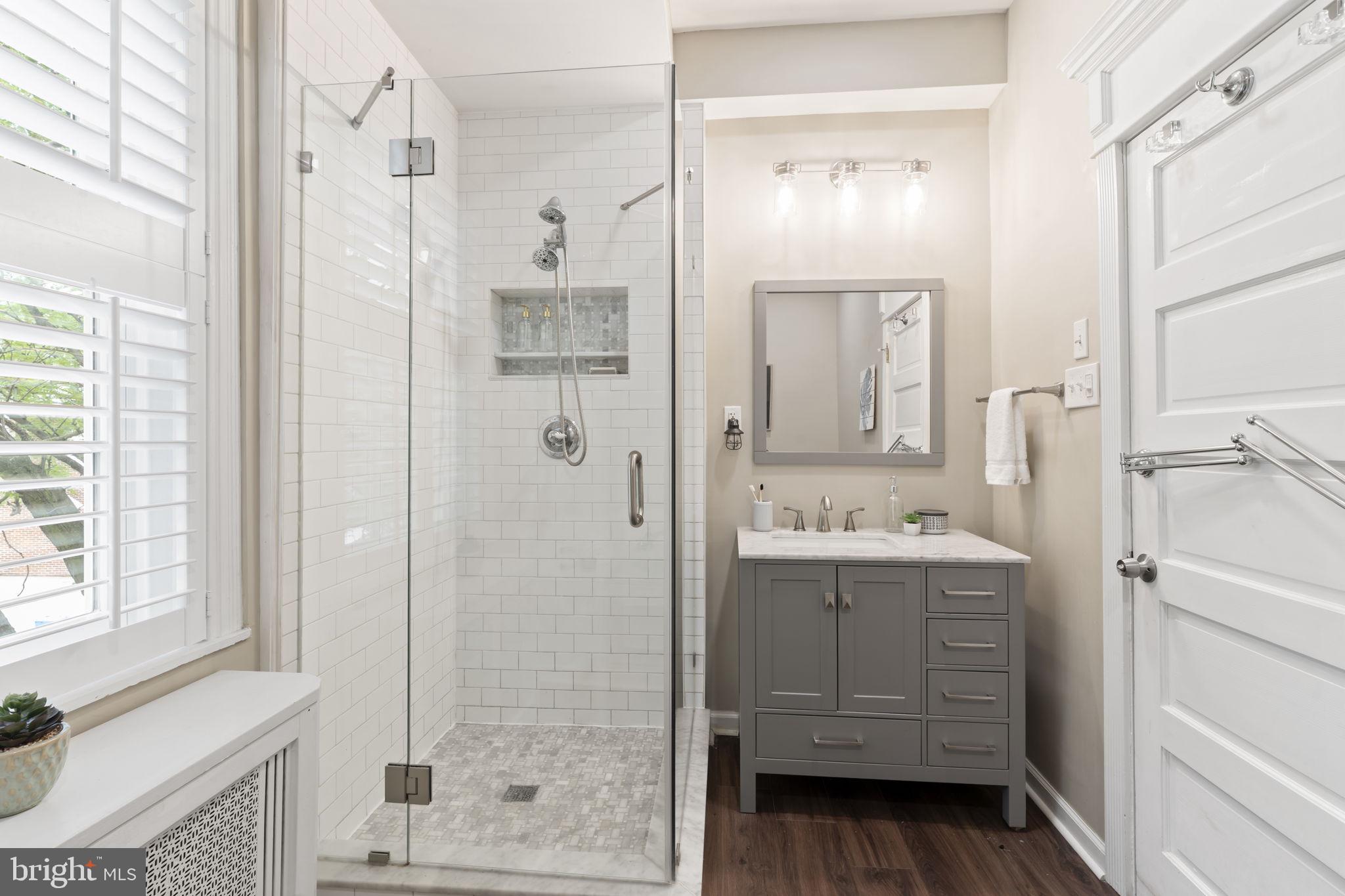 QUEEN VILLAGE - Residential