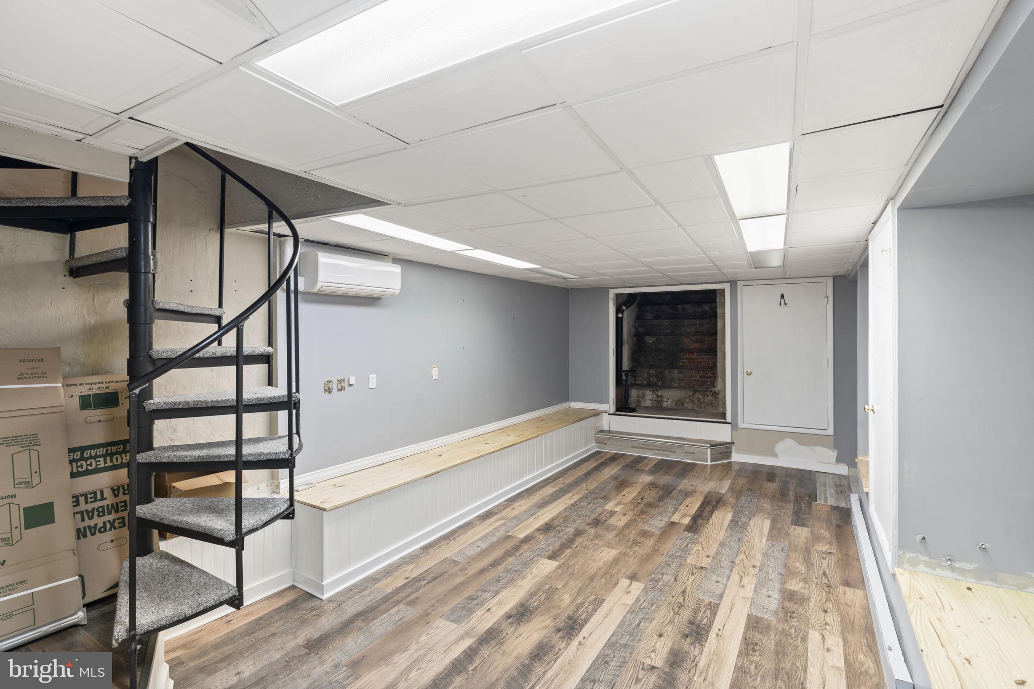 QUEEN VILLAGE - Residential