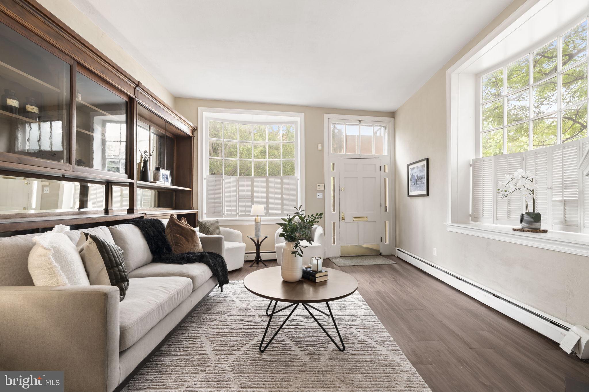 QUEEN VILLAGE - Residential