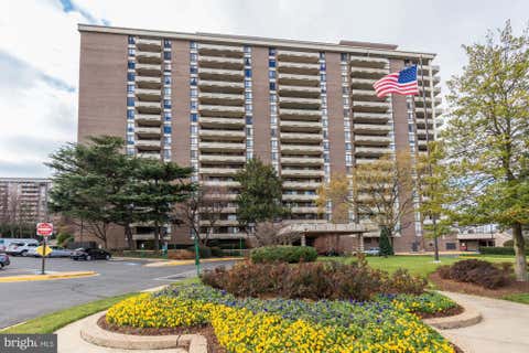 Photo of 1800 Old Meadow Road #L6, MCLEAN, VA 22102 (MLS # VAFX2330444)