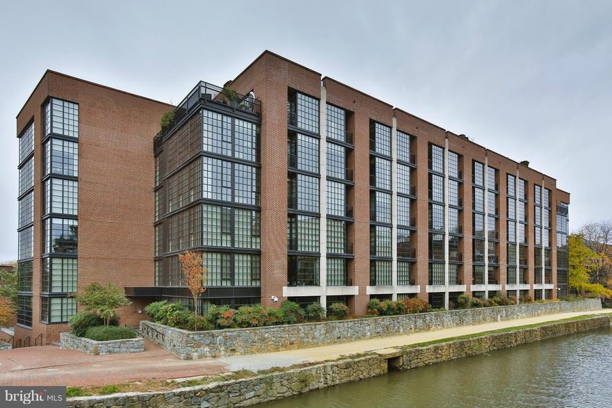 5th floor apartment with direct Potomac River and skyline views from all rooms. 2 car parking and additional storage.