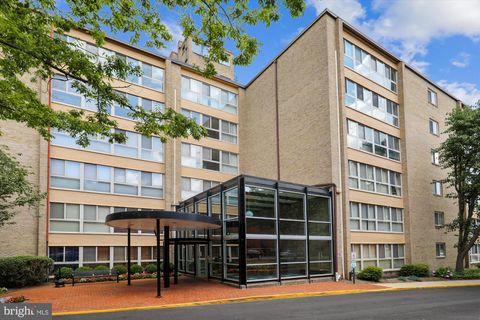 Photo of 4970 Battery Lane #408, BETHESDA, MD 20814 (MLS # MDMC2198694)