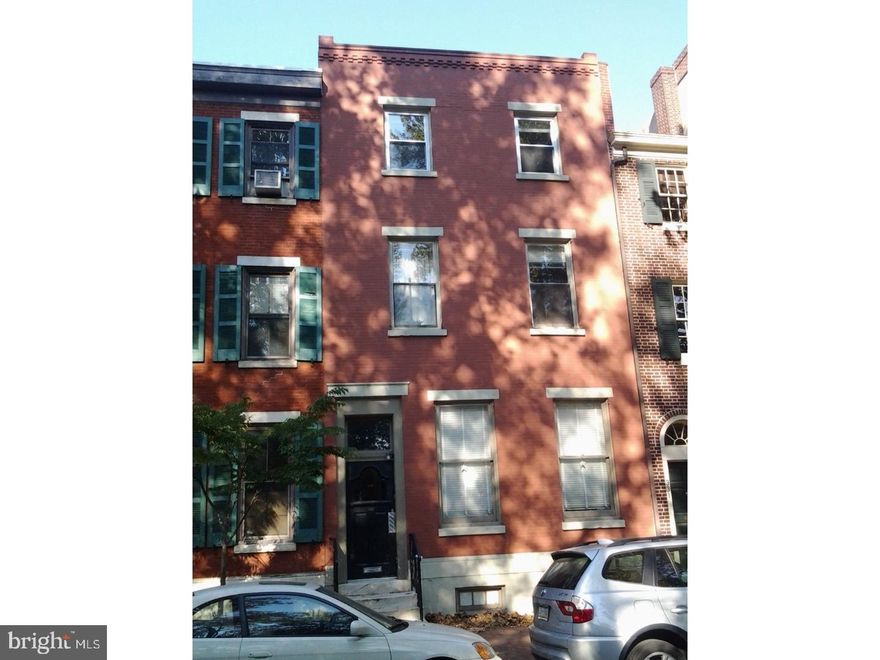 Public:Nice 2 bedroom unit in the heart of Society Hill. Gas cooking and central A/C, hardwood floors and high ceilings.