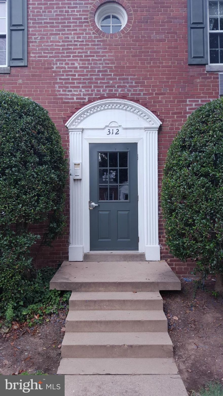 1 bedroom, 1 bath Auburn Village condo. Large, bright room with hardwood floors throughout. Updated kitchen with granite counters, stainless steel appliances and warm wood cabinetry. Bath has marble tiled floors. Extra closets for plenty of storage. Walk to "The Avenue" in Del Ray, Potomac Yard, the new Giant on E Glebe Road, and 2 blocks to the MetroWay express bus on Route 1. Parking included