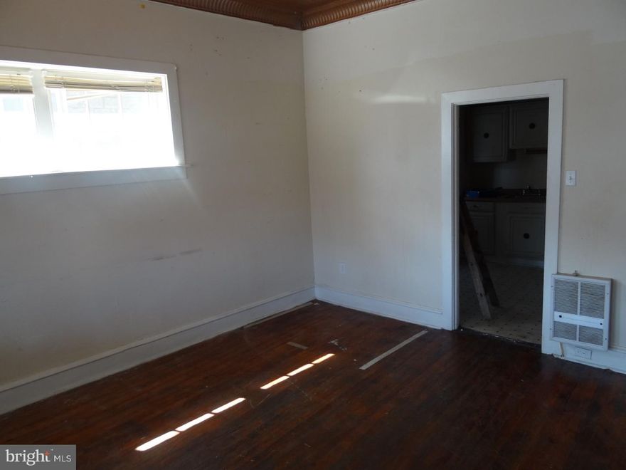 Excellent opportunity for owner occupant or investor.  Large 2+2 twin duplex in need of some TLC.  Front unit is currently vacant.  Rear unit is on month to month lease.  Separate utilities!  Sold in as is condition.  Buyer responsible for U&O.