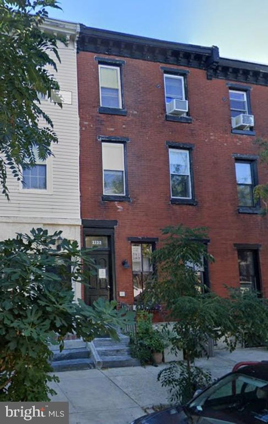 This top-floor 1-bedroom, 1-bathroom unit features a private rear roof deck facing away from the street. Inside, enjoy hardwood floors throughout and a modern kitchen with stainless steel appliances and granite countertops. The bedroom includes two spacious closets, plus an additional closet in the living room for extra storage. Residents also have access to free shared laundry in the building across the street. A perfect blend of comfort and convenience in a prime location.