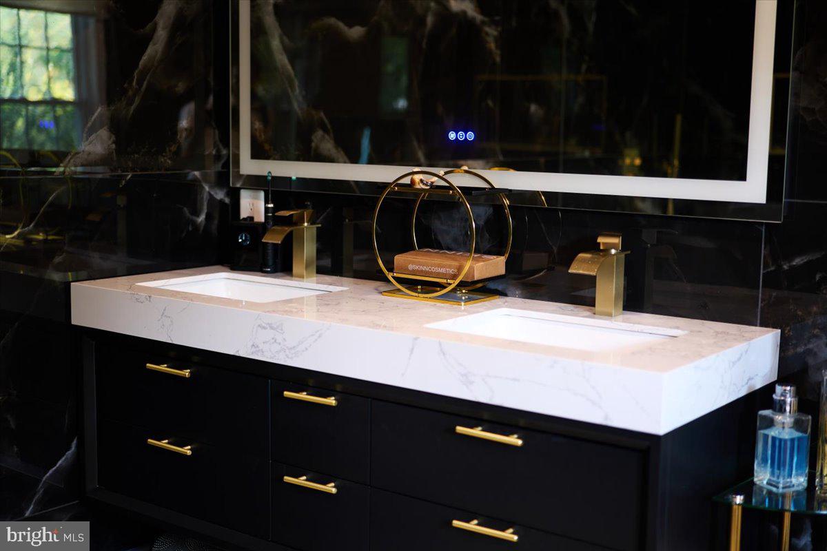 HOLLY KNOLL - Residential