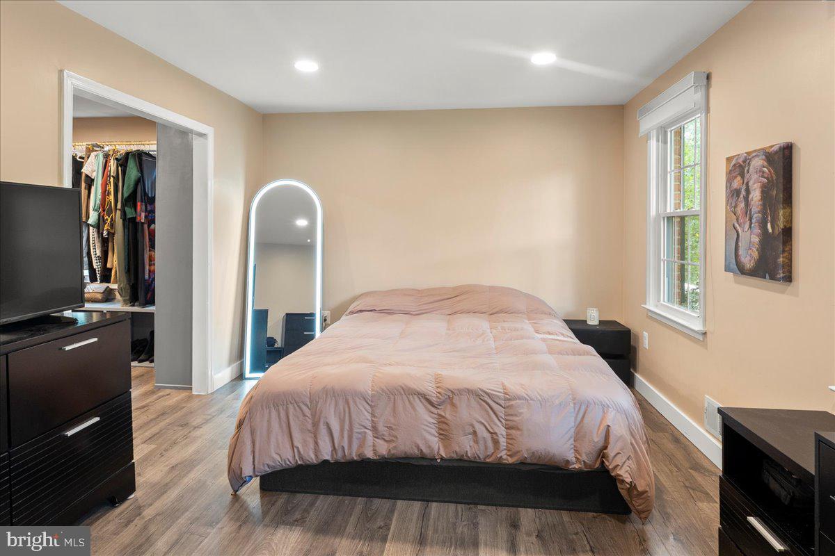 HOLLY KNOLL - Residential