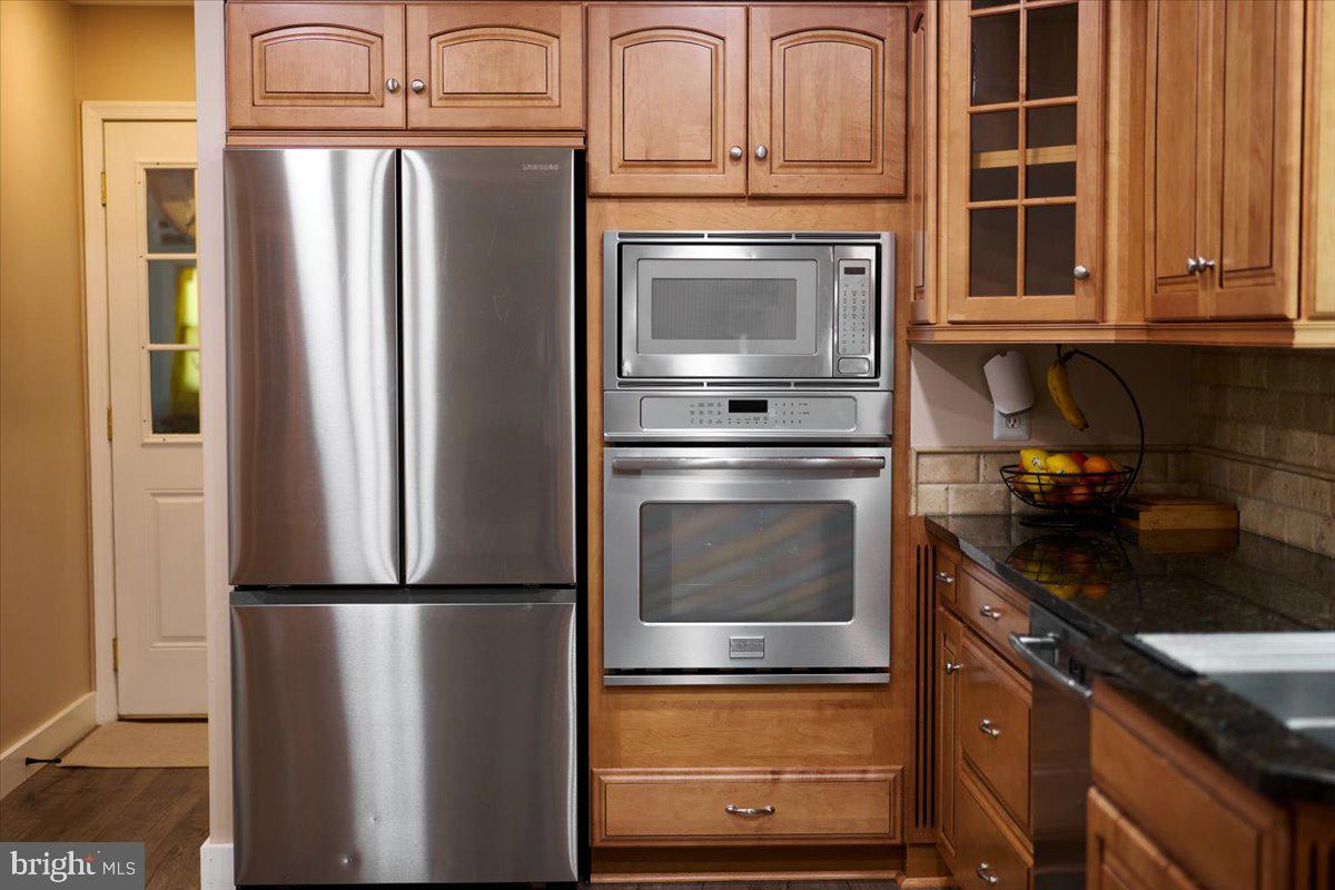 HOLLY KNOLL - Residential