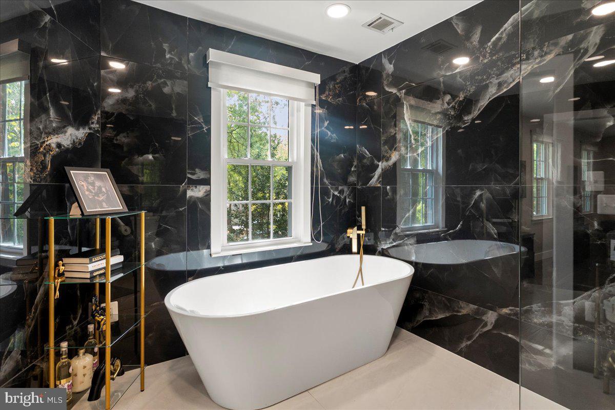 HOLLY KNOLL - Residential