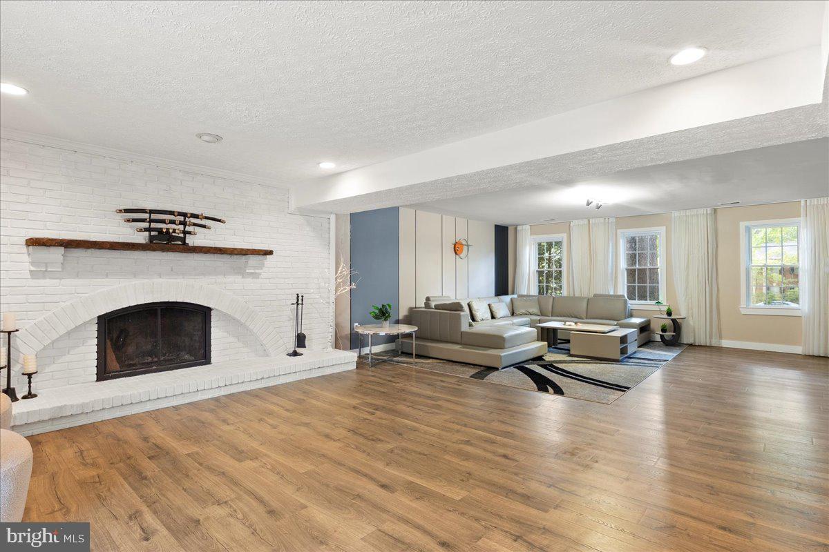 HOLLY KNOLL - Residential