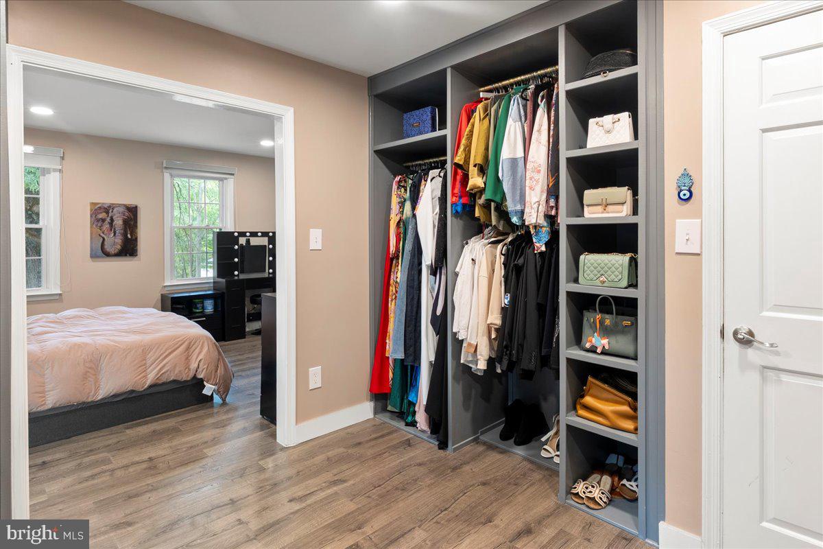 HOLLY KNOLL - Residential