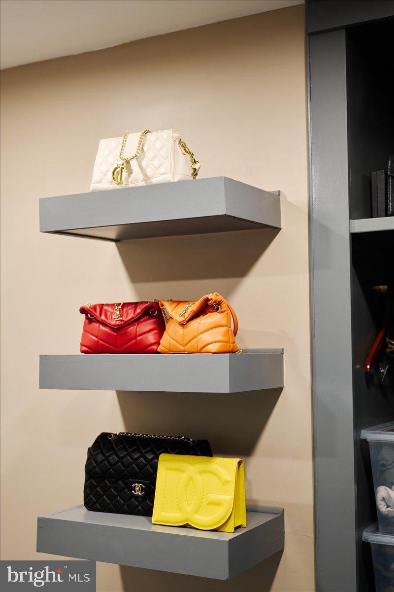 HOLLY KNOLL - Residential