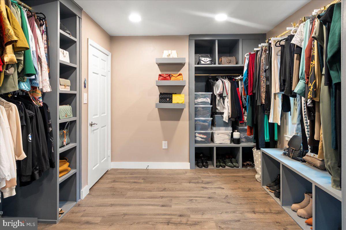 HOLLY KNOLL - Residential