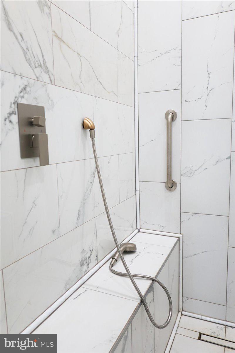 HOLLY KNOLL - Residential