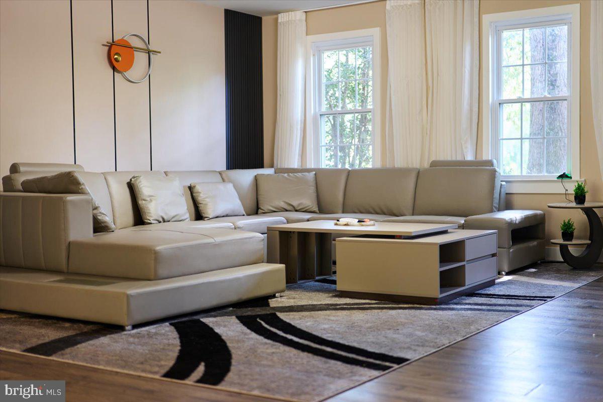 HOLLY KNOLL - Residential