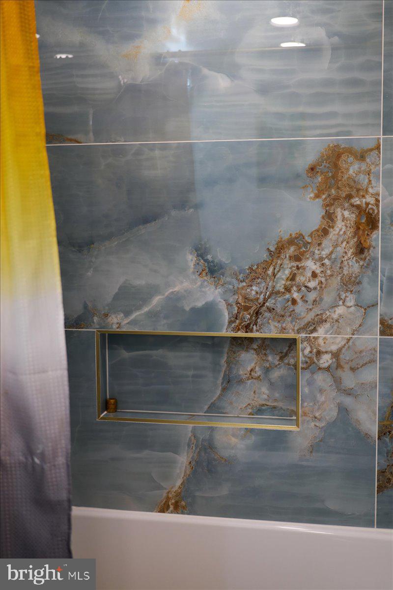 HOLLY KNOLL - Residential