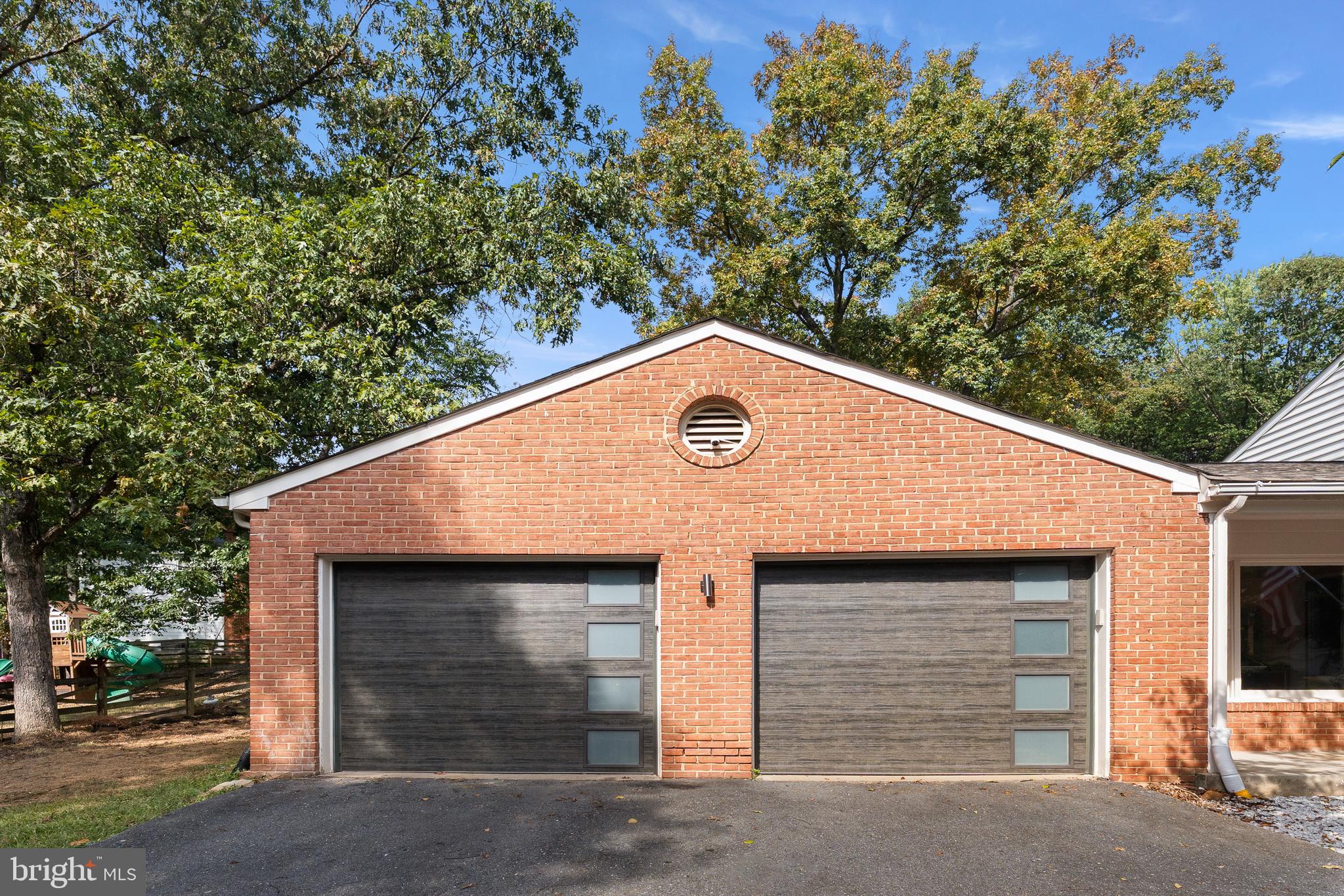 HOLLY KNOLL - Residential