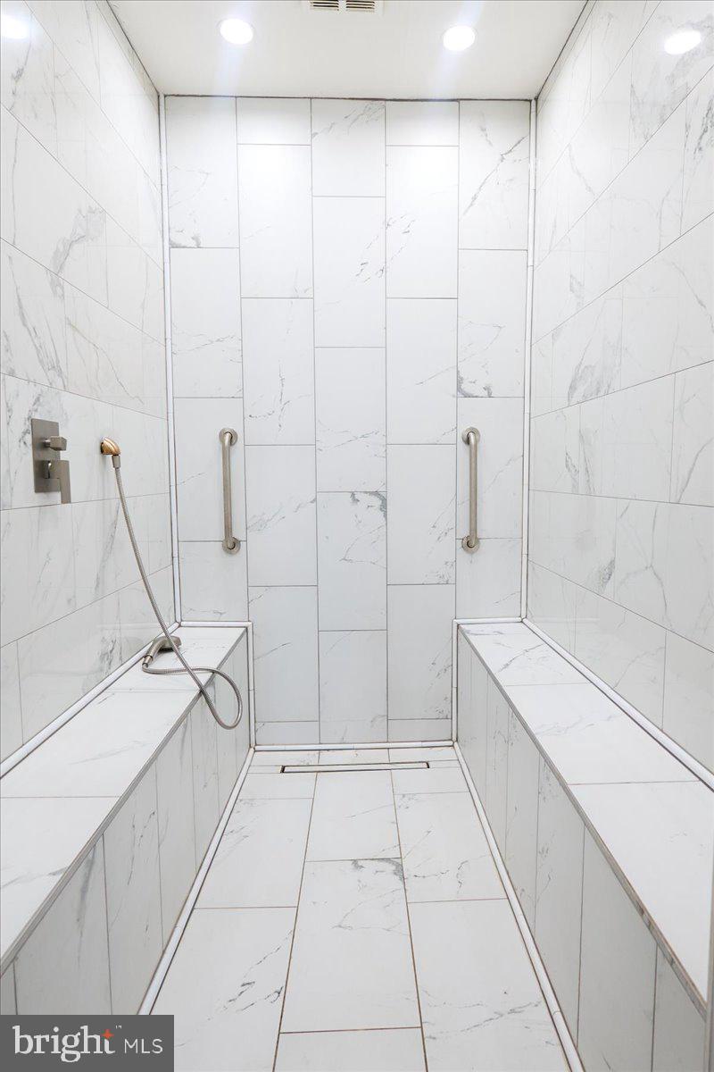 HOLLY KNOLL - Residential