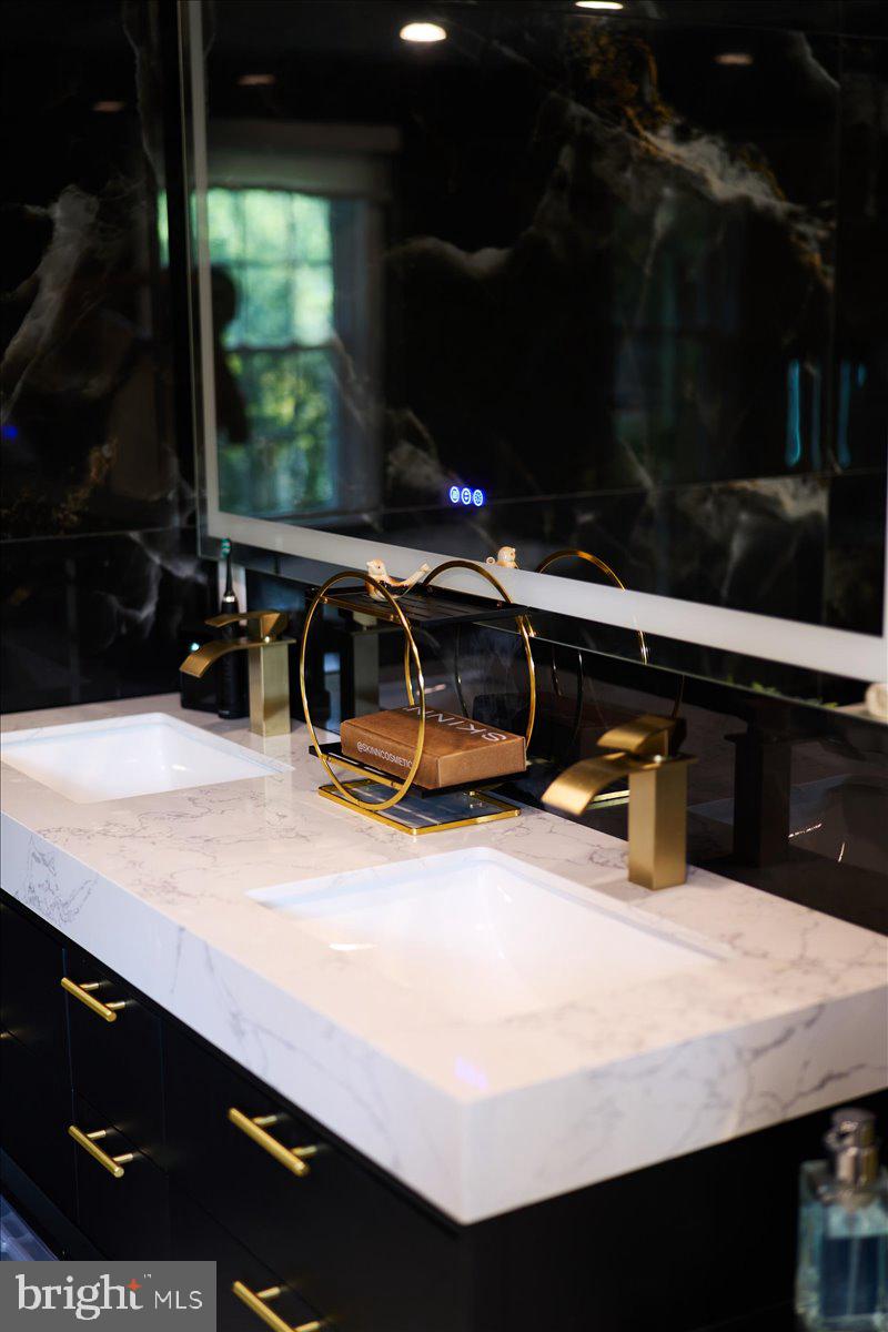 HOLLY KNOLL - Residential