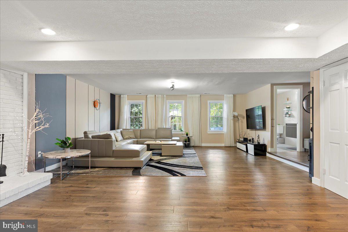 HOLLY KNOLL - Residential