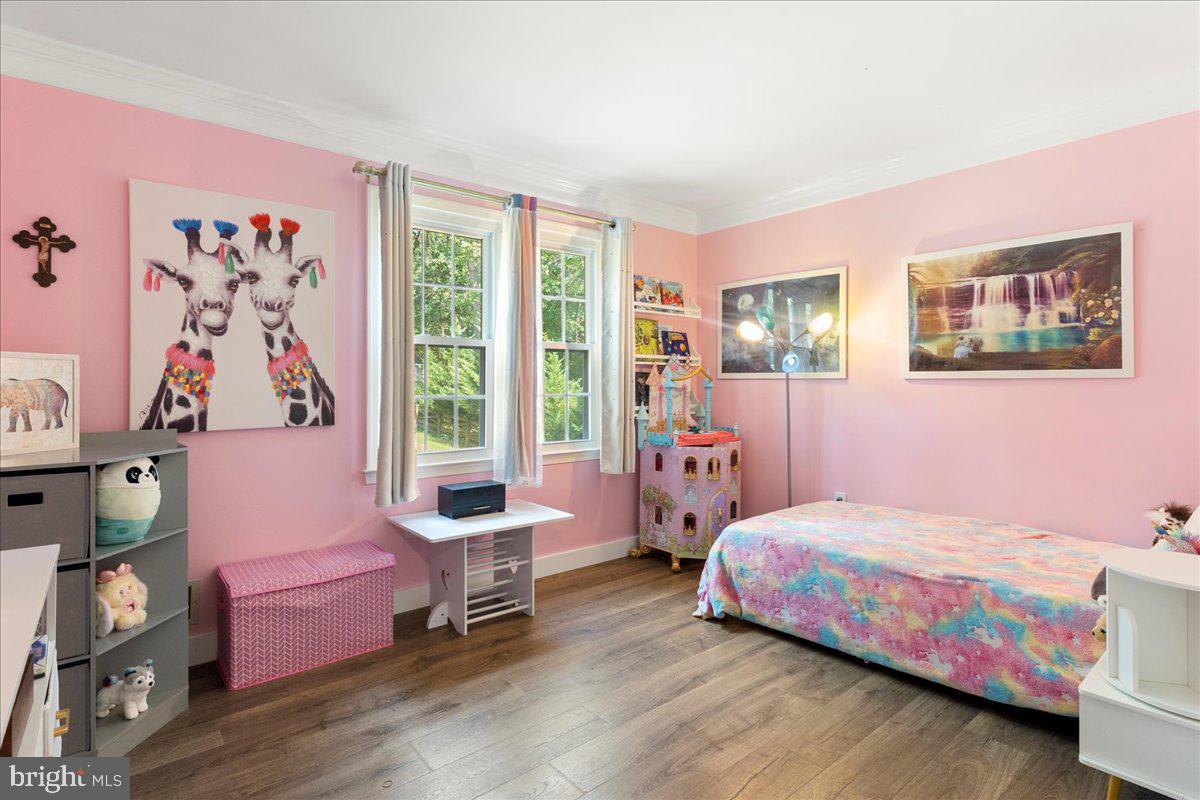 HOLLY KNOLL - Residential