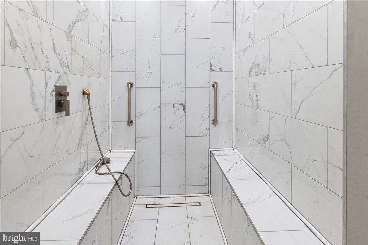 HOLLY KNOLL - Residential