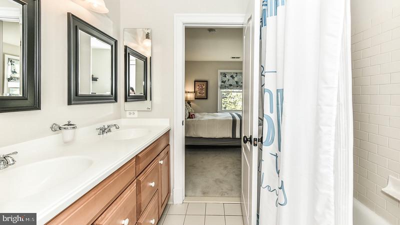 COUNTRY CLUB HILLS - Residential