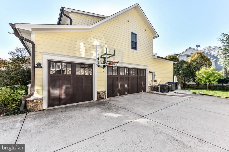 COUNTRY CLUB HILLS - Residential