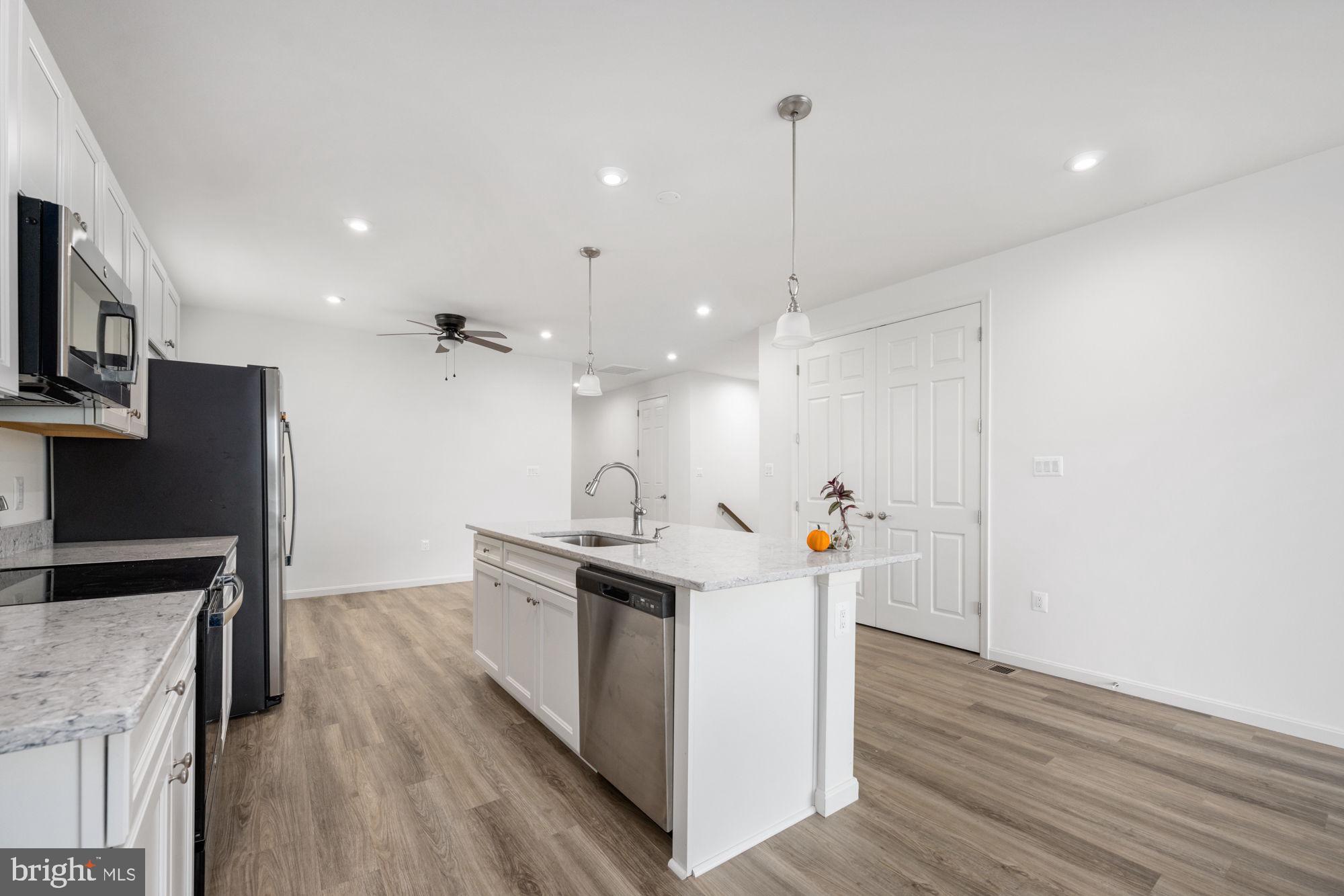 ROUND HILL MEADOWS - Residential