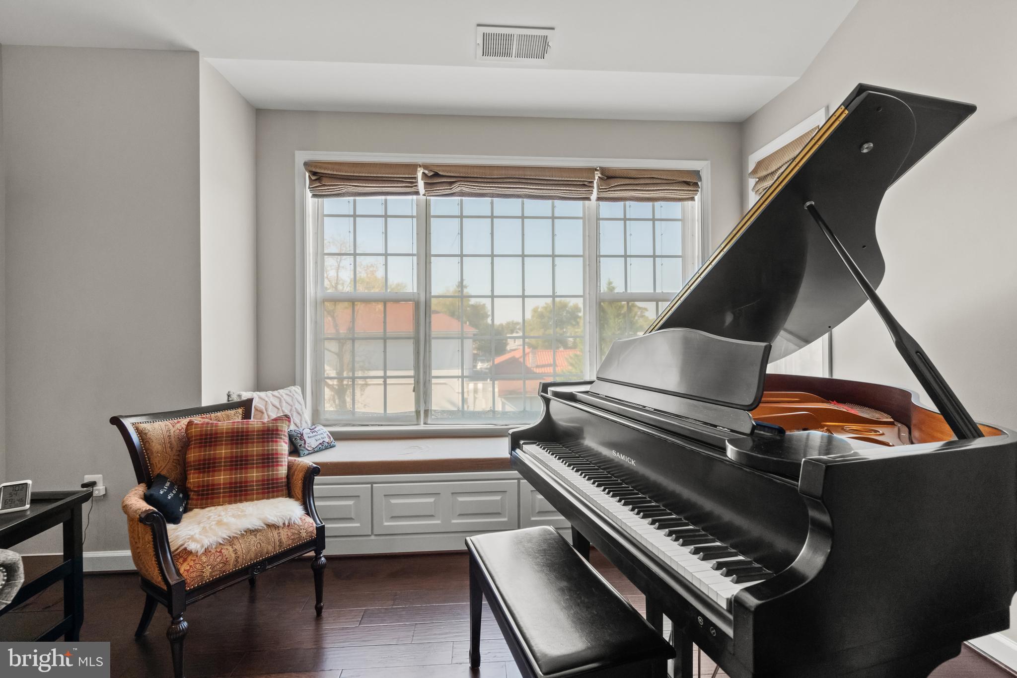 COBBLESTONE SQUARE - Residential