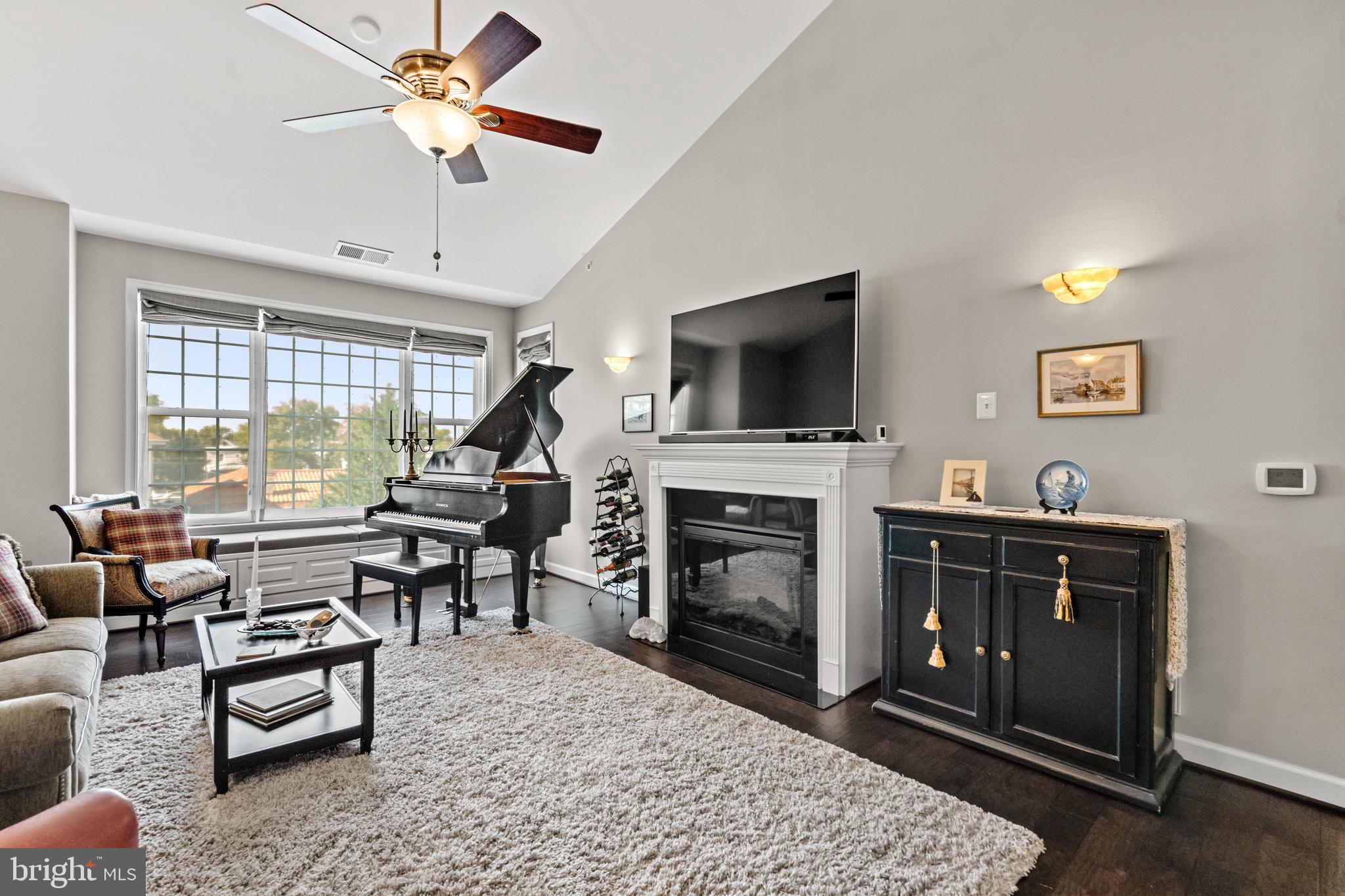 COBBLESTONE SQUARE - Residential